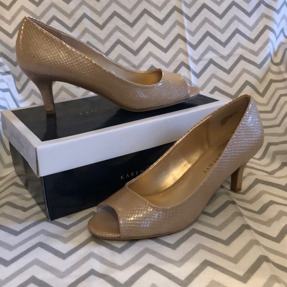 Karen Scott Mory pump